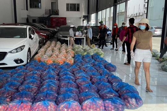 Giải cứu Hải Dương: Nữ giám đốc cả ngày bốc vác, ông chủ biến showroom ô tô thành vựa rau củ