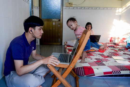 Một ngày 'đứng lớp' online trong mùa dịch của vợ chồng giáo viên ở Sài Gòn