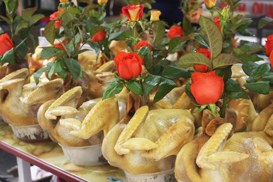 Gà ngậm hoa hồng đắt khách tại 'chợ nhà giàu' Hà Nội ngày Rằm tháng Giêng