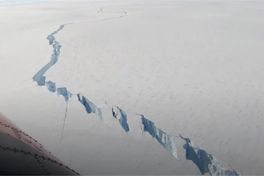 Vết nứt khổng lồ giải phóng tảng băng cực lớn ở Nam Cực