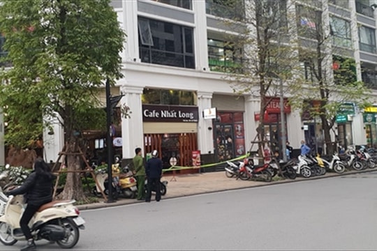 Đang uống cà phê, người đàn ông đi lên tầng 5 nhảy xuống đất nguy kịch