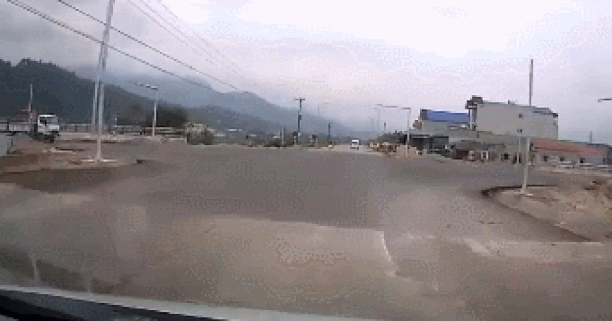 Hai ô tô lao vào nhau vì không giảm tốc độ khi qua ngã tư