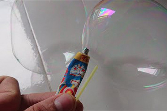 Thổi keo bong bóng 3 học sinh ngộ độc , chuyên gia cảnh báo loai keo này không rõ nguồn gốc là thứ vô cùng độc hại