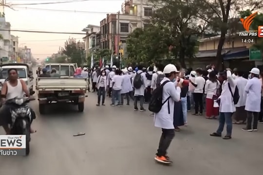 Bác sĩ, y tá Myanmar xuống đường biểu tình từ sáng sớm