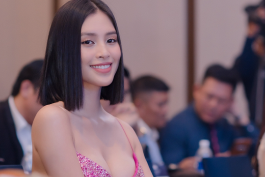Hoa hậu Tiểu Vy khoe sắc gợi cảm với đầm cúp ngực tại sự kiện