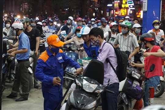 Giá xăng tăng không điểm dừng, dầu đột ngột giảm