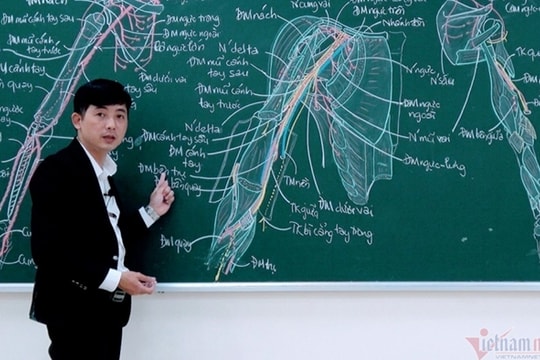 Thầy giáo giải phẫu lên lớp chỉ với… hộp phấn màu