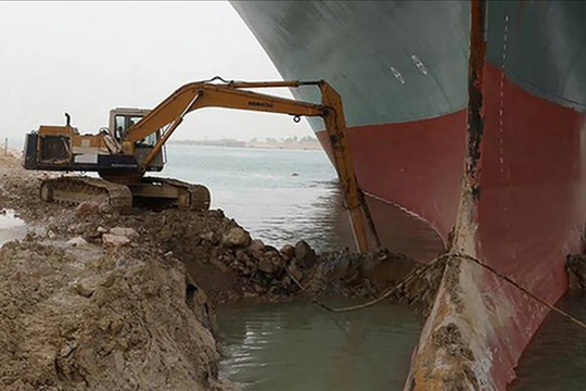 Cận cảnh cuộc giải cứu siêu tàu trên kênh Suez
