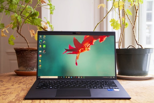 Đánh giá Vaio Z (2021): Cái giá quá đắt của sợi carbon