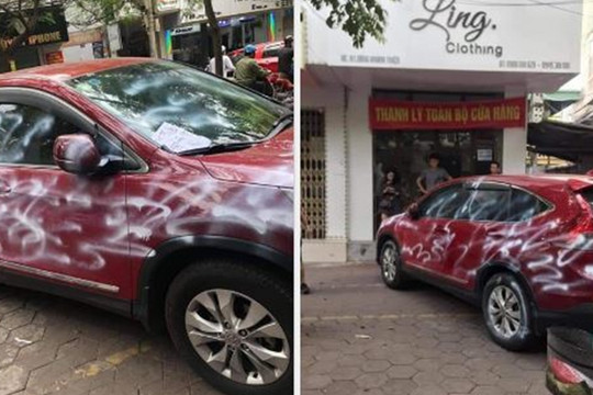 Honda CR-V bị phun sơn lem luốc vì đỗ chắn cửa nhà dân