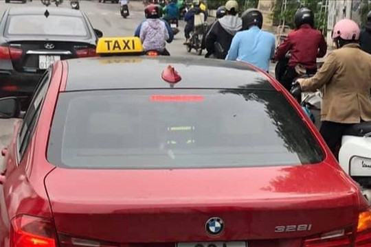 Xe sang BMW gắn 'mào' taxi trên đường phố Hà Nội khiến dân mạng xôn xao