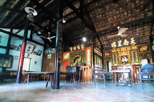 Căn nhà gỗ quý trăm năm tuổi 'độc nhất vô nhị' ở xứ biển Vĩnh Châu