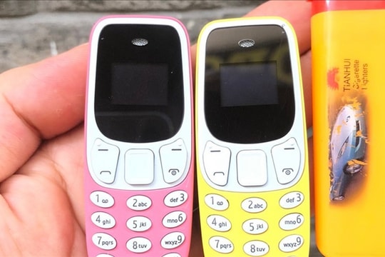 Phát sốt với điện thoại tí hon như chiếc bật lửa giá chưa tới 200.000 đồng