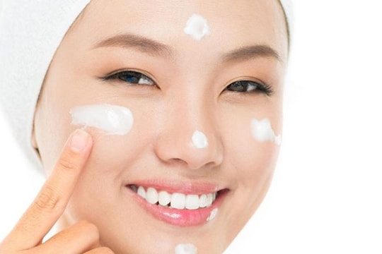 Bác sĩ da liễu chỉ cách dùng kem dưỡng ẩm tốt cho mọi loại da