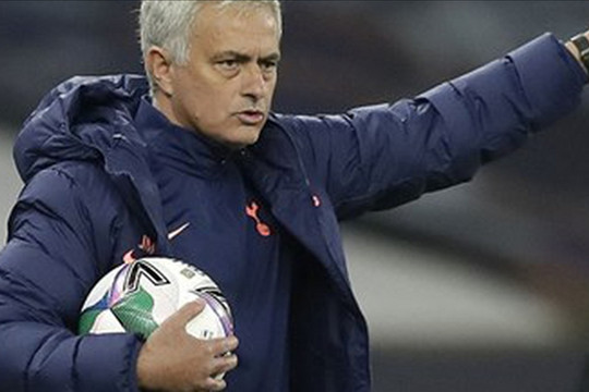 HLV Mourinho bị sa thải: Đáng thương hay đáng trách?