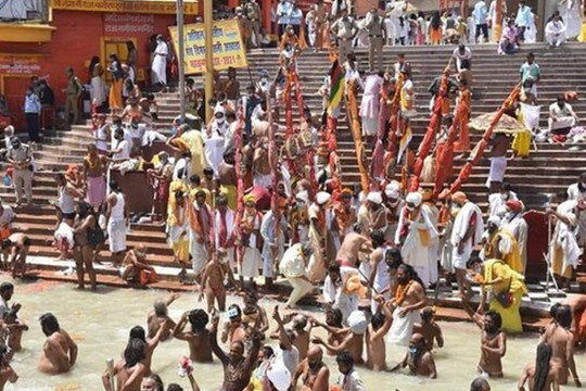 Hình ảnh bất chấp Covid-19, hàng trăm người Ấn Độ vẫn tham gia lễ hội
