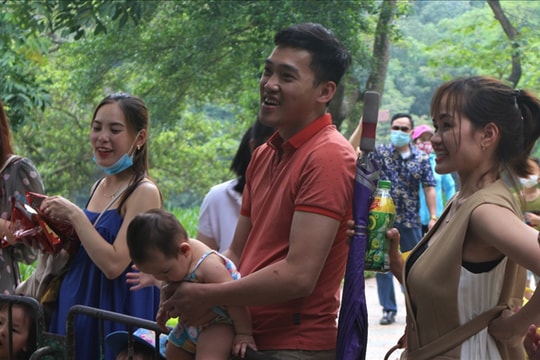 Hàng nghìn người đổ về công viên nghỉ lễ nhưng 'quên' đeo khẩu trang