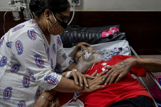 Ấn Độ có ngày chết chóc kỷ lục, Anh cứu trợ thêm 1.000 máy thở