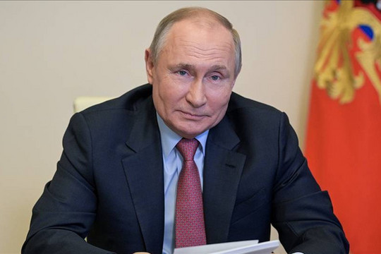 Tổng thống Putin: Vắc xin Covid-19 Nga 'đáng tin cậy như súng trường AK-47'