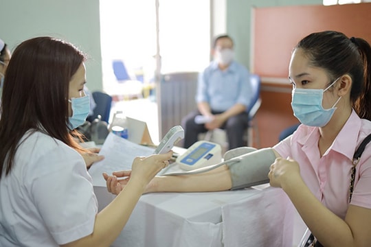 Bác sĩ da liễu chỉ cách đeo khẩu trang ngừa Covid-19 tránh bị mụn trứng cá, tổn thương da