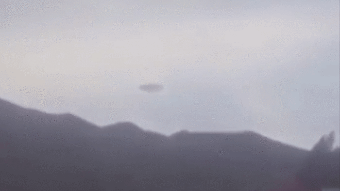 Chứng kiến người ngoài hành tinh bước ra từ UFO khiến người dân Bolivia 'choáng váng'