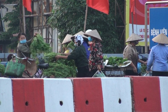 Hà Nội: Nhiều chợ cóc, chợ tạm vẫn hoạt động bất chấp lệnh cấm
