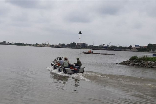 Nam Định: Cảnh sát nổ súng bắt nhóm 'cát tặc' trên sông Ninh Cơ