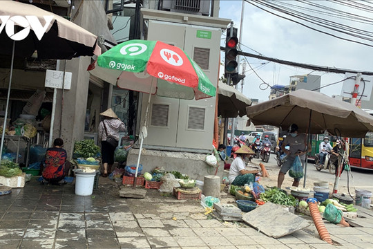 Chợ cóc ở Hà Nội tái hoạt động khi không có lực lượng chức năng