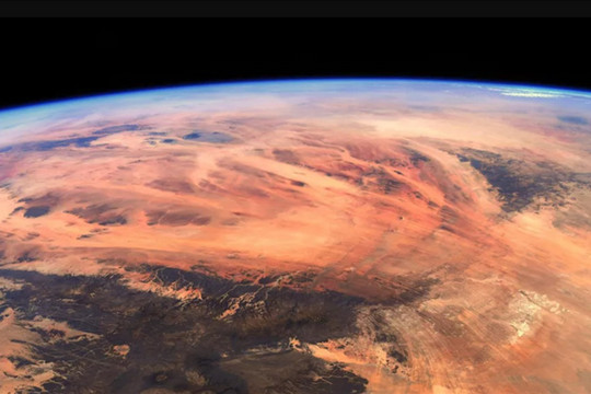 'Sốc' trước tấm ảnh Trái đất tươi đẹp nhìn chẳng khác gì sao Hỏa cằn cỗi