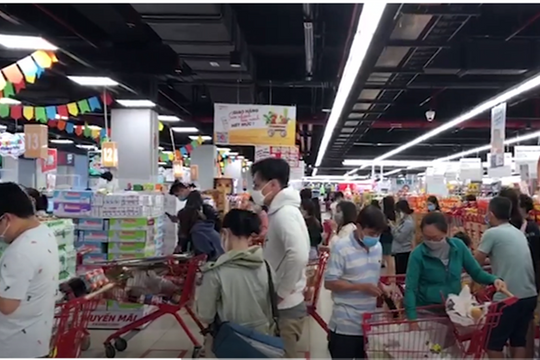 Video: Dân Gò Vấp đổ xô mua thực phẩm dự trữ trước giờ phong tỏa 15 ngày