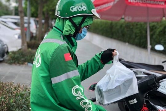 Shipper giao đồ online chạy quên ăn giữa trưa nắng 'bán mang về'