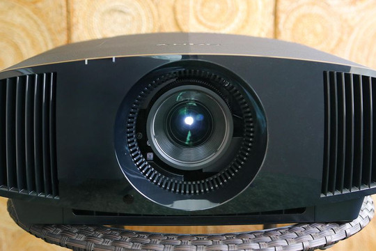 Đánh giá máy chiếu Sony 5.500 USD: TV OLED trong giới máy chiếu