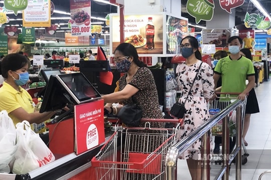 Xin tiêm vắc xin cho hàng vạn bà tạp hoá, chủ sạp chợ, nhân viên siêu thị