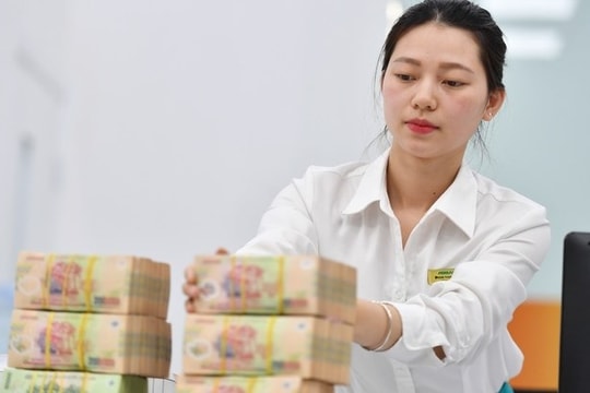Người dân ít gửi tiền ngân hàng