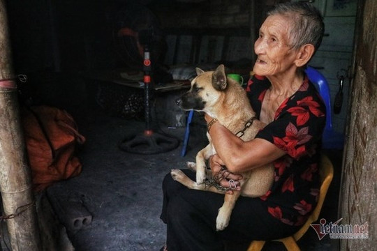 Người già lay lắt trong nắng nóng đỉnh điểm ở xóm lao động nghèo Hà Nội