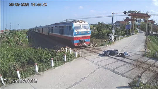 Hai thanh niên băng qua đường sắt bị tàu đâm, 1 người tử vong