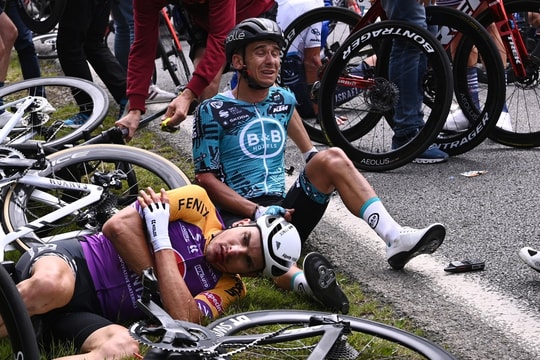 Cảnh sát Pháp truy tìm CĐV gây tai nạn liên hoàn ngày mở màn Tour de France 2021