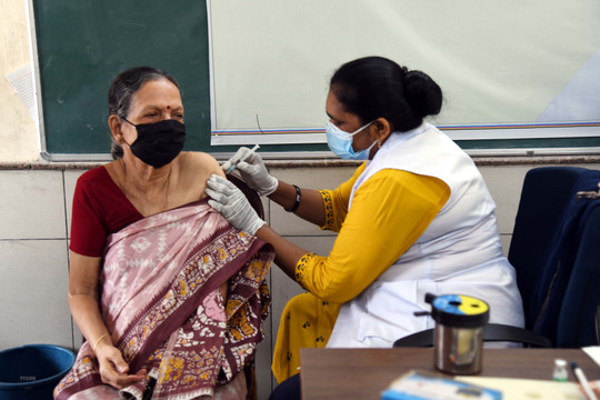 Ấn Độ vượt Mỹ về tổng số vaccine ngừa COVID-19  tiêm cho người dân
