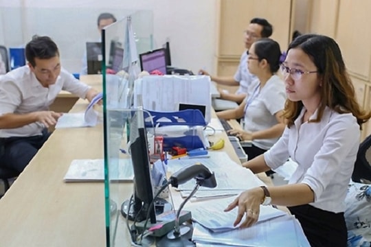 Quy định công chức không mặc váy ngắn đi làm là chuẩn mực, sao phải bàn cãi?