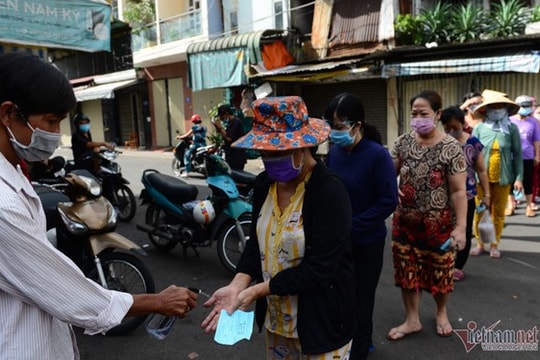 Nơi đầu tiên ở TP.HCM phát thẻ cho người dân đi chợ