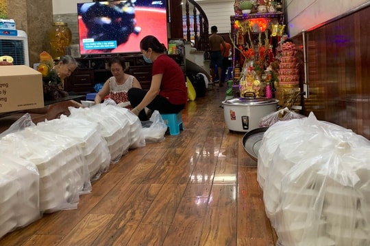 Hàng ngàn suất cơm đầy nghĩa tình và sự tận tâm đã được trao đi