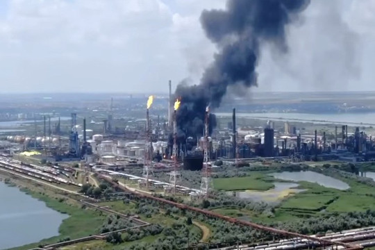 Nổ nhà máy lọc dầu lớn nhất Romania, 5 người thương vong