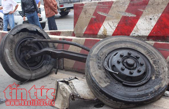 Lật xe tải trên đèo Bảo Lộc làm 2 người tử vong