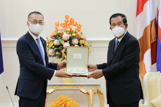 Thủ tướng Campuchia tiếp Đại sứ Việt Nam tới chào từ biệt