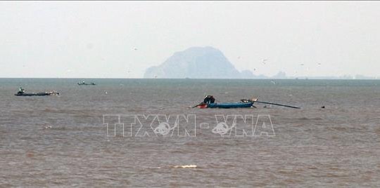 Bà Rịa-Vũng Tàu: Hai phương tiện chở ngư dân từ Malaysia về Việt Nam bằng đường biển