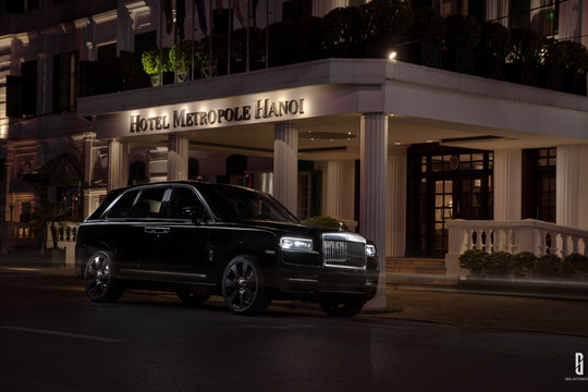 Cận cảnh 'viên kim cương' Rolls-Royce Cullinan trên phố đêm Hà Nội