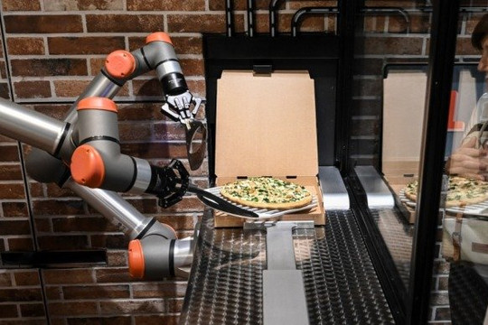 Độc đáo cửa hàng pizza chỉ toàn robot phục vụ