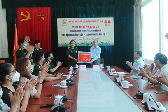 Bộ Tổng Tham mưu tặng quà Hội Nạn nhân chất độc da cam/dioxin Việt Nam