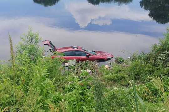 Xe ô tô lao xuống sông Nhuệ, người phụ nữ thoát chết trong gang tấc