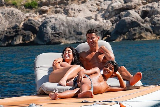 Ronaldo khoe cơ bụng 6 múi bên bạn gái nóng bỏng